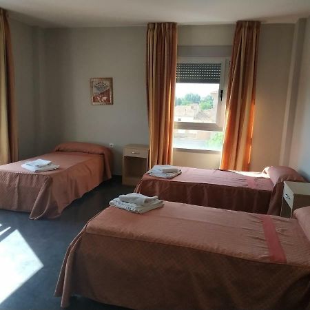 Готель Hostal Restaurante La Concordia Fuentes Claras Екстер'єр фото